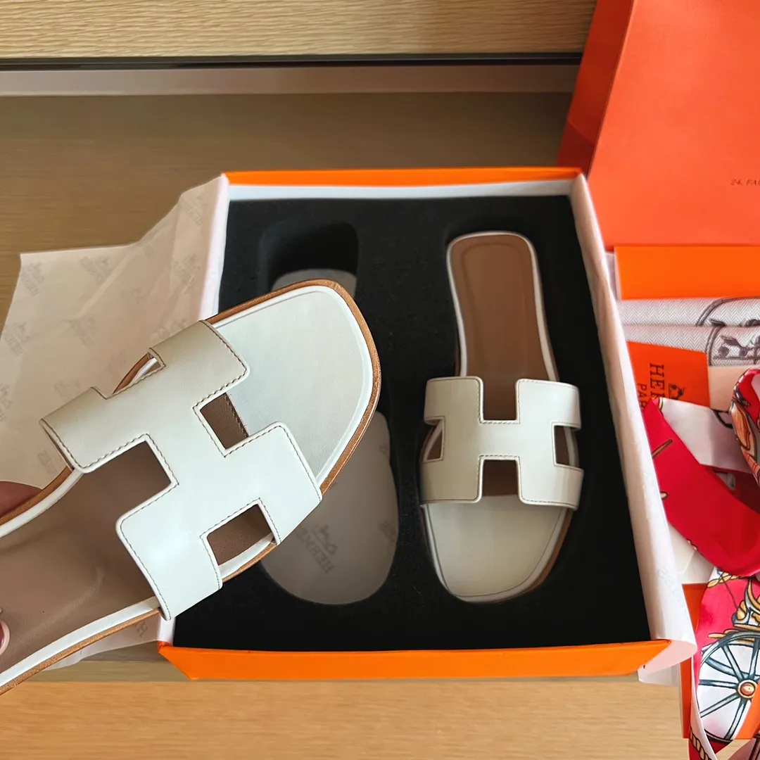 P480👟👟 Hermès) The packaging has been upgraded, and the layout and workmanship materials have been upgraded. Hermes®🔴Handmade Shoes👟👟 👟👟 Product Hermes Slippers🐎 —————————— The 2023 early spring new model is the same as the original version, purely handmade by masters! ❥High-end customization, exclusive products, industry❥Using: Hermers upper: Italian imported cowhide + original custom-grade Australian sheepskin feet + genuine leather outsole (pursuing walking comfort) 👟👟 ~~〰〰〰〰❥ Packaging: ✔🚦Pay attention to the exclusive packaging 〰Original quality on sale━━━━Hermes━━━━━ size: 35-40 (34.41.42 custom-made, non-refundable)